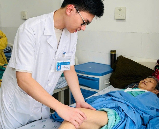 Phẫu thuật thành công u ác tính mô mềm hiếm gặp ở đùi bệnh nhân 76 tuổi - Tin tức sự kiện - Cổng thông tin điện tử Sở y tế Hà Nội