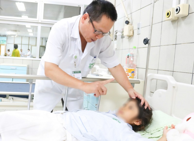 Bé gái co giật được CSGT đưa đi cấp cứu đã xuất viện