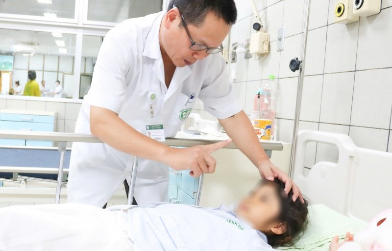 Bé gái co giật được CSGT đưa đi cấp cứu đã xuất viện