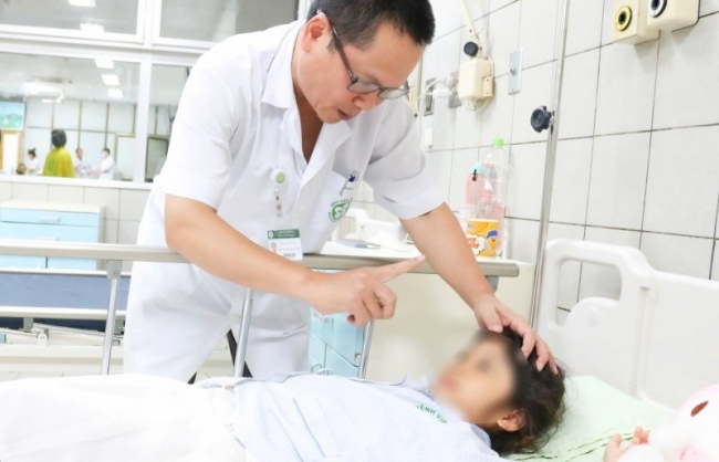 Bé gái co giật được CSGT đưa đi cấp cứu đã xuất viện