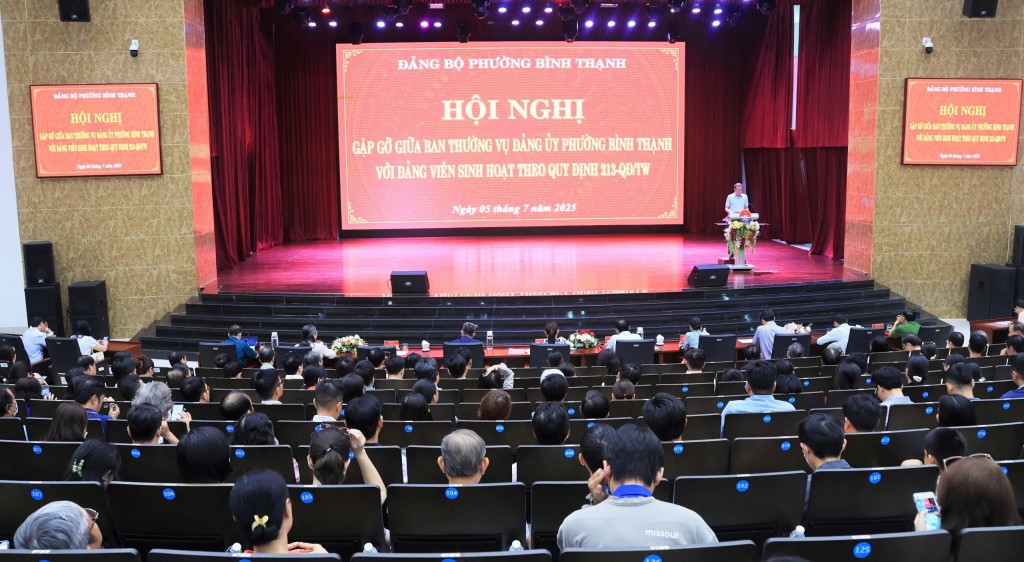 Tuổi trẻ hăng hái hỗ trợ người dân làm thủ tục hành chính