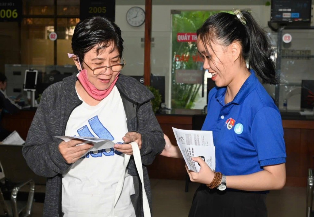 Tuổi trẻ hăng hái hỗ trợ người dân làm thủ tục hành chính