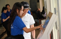 Tuổi trẻ hăng hái hỗ trợ người dân làm thủ tục hành chính