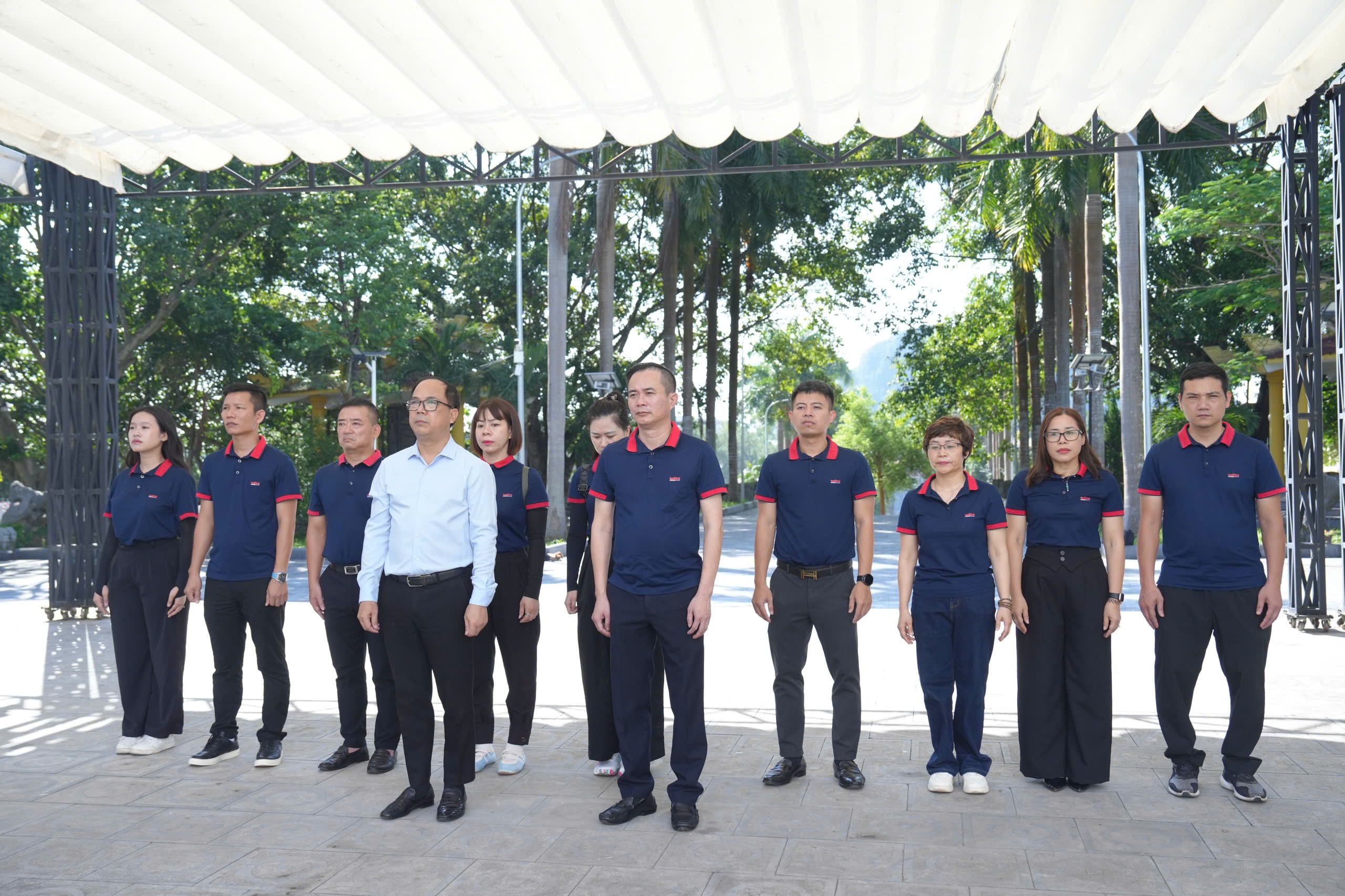 Tổng Biên tập Báo Tuổi trẻ Thủ đô và Phó Tỏng biên tập Ngô Vương Tuấn cùng các thành viên trong đoàn tưởng niệm các AHLS tại Nghĩa trang Liệt sĩ quốc tế Việt - Lào.