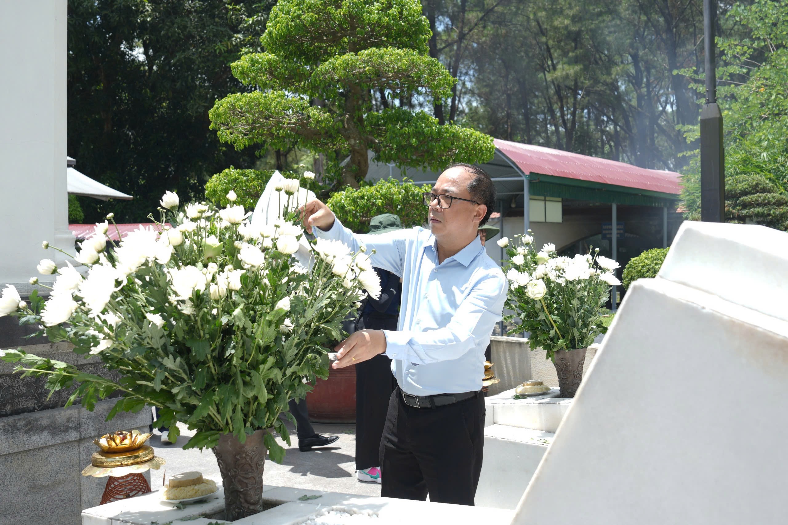Nhà báo Nguyễn Mạnh Hưng thành kính dâng hương tại Khu di tích Ngã ba Đồng Lộc.