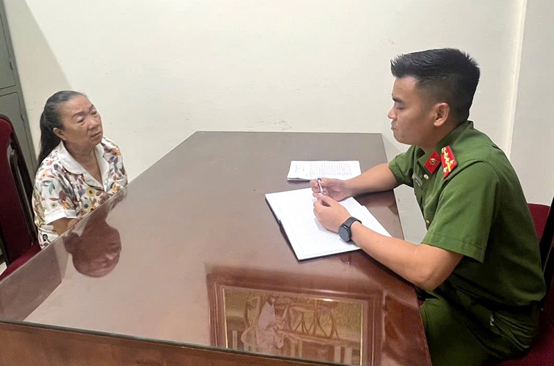 Điều tra viên lấy lời khai của bị can Nguyễn Thị Hạnh
