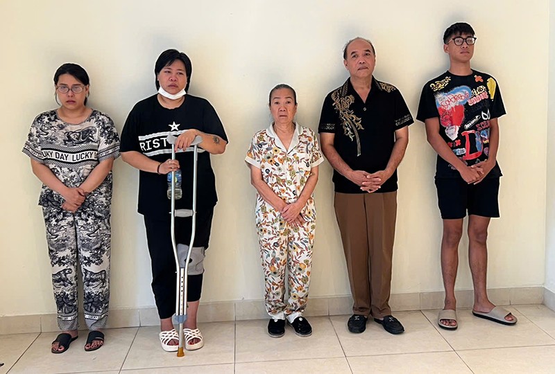 Nguyễn Thị Hạnh (đứng giữa) cùng 4 đồng phạm đang bị tạm giữ hình sự để điều tra hành vi cưỡng đoạt tài sản