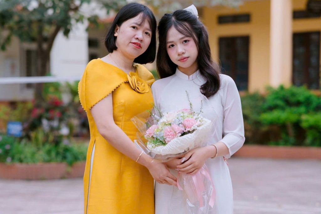 Thủ khoa Nguyễn Khánh Quỳnh và mẹ 