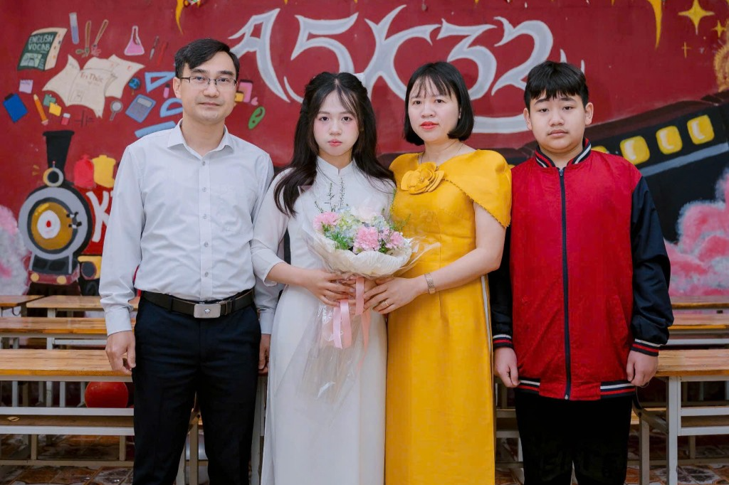 Khánh Quỳnh cùng bố mẹ và em trai 