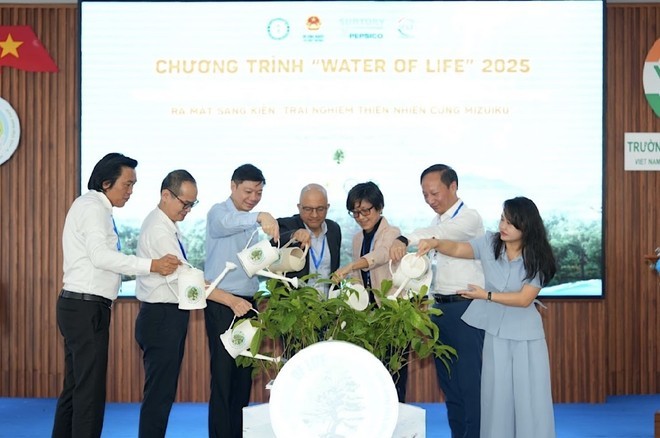 Lãnh đạo Cục Lâm nghiệp và Kiểm lâm, lãnh đạo Suntory PepsiCo Việt Nam, đại diện các Vườn quốc gia, và Trường Đại học Lâm nghiệp, tưới cây khởi động hoạt động năm 2025 của chương trình “Water of Life”.