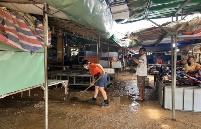 Đà Nẵng: Tiểu thương chợ Thanh Vinh hối hả dọn bùn sau mưa lớn