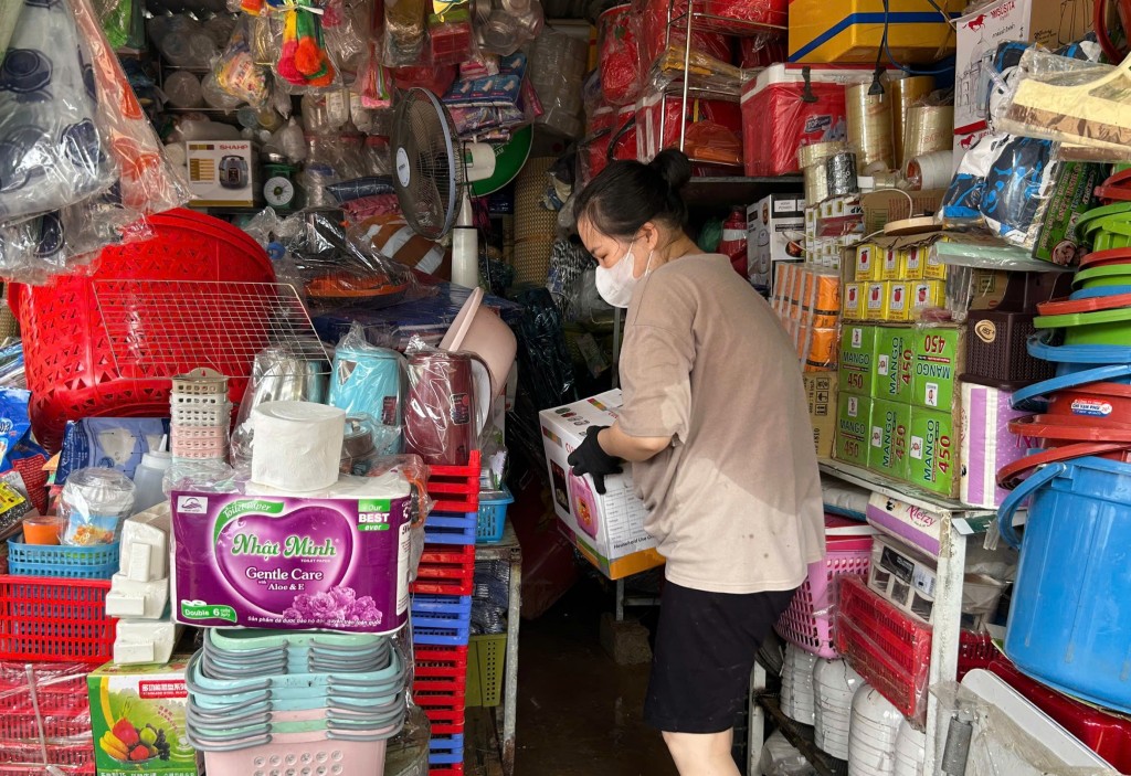 Tiểu thương chợ Thanh Vinh tất bật dọn dẹp lại hàng hóa (Ảnh Đ.Minh)