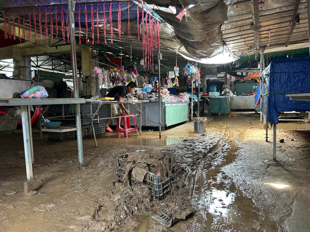 Một lượng lớn bùn thải tràn vào chợ Thanh Vinh do cơn mưa lớn chiều tối 5/7 (Ảnh Đ.Minh)