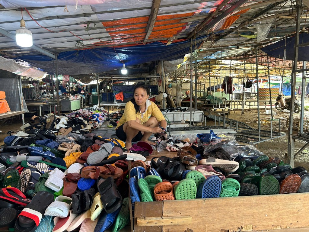 Mặc dù đã kê cao tài sản, nhưng trong đêm 5/7, nước lũ lên nhanh, toàn bộ hàng hóa, mặt hàng ở ki ốt bị nước lũ làm hư hỏng, ngâm nước (Ảnh Đ.Minh)