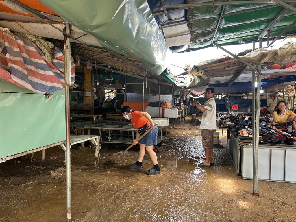 chợ Thanh Vinh vẫn chưa thể mở bán trở lại vì lượng lớn bùn đất tràn vào chợ (Ảnh Đ.Minh)