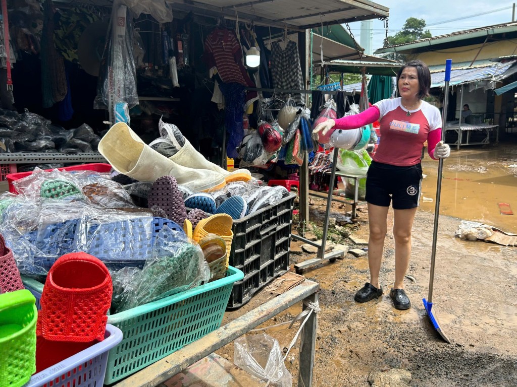 Để đảm bảo vệ sinh, an toàn cho tiểu thương, Ban Quản lý chợ đã tạm thời đóng cửa dọn dẹp (Ảnh Đ.Minh)