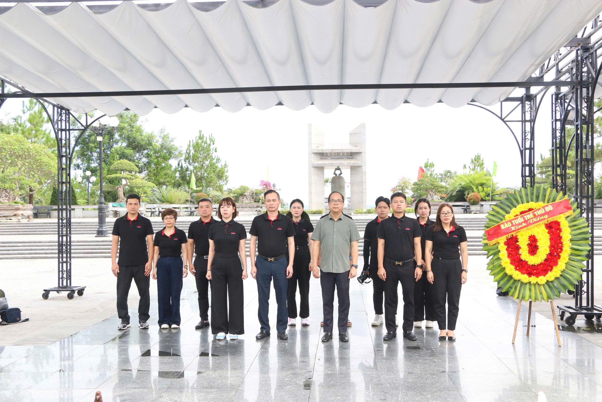 Tổng Biên tập Báo Tuổi trẻ Thủ đô Nguyễn Mạnh Hưng, Phó Tổng Biên tập Ngô Vương Tuấn cùng thành viên trong đoàn tưởng niệm các Anh hùng liệt sĩ tại Nghĩa trang Tổng Biên tập Báo Tuổi trẻ Thủ đô Nguyễn Mạnh Hưng, Phó Tổng Biên tập Ngô Vương Tuấn cùng thành viên trong đoàn tưởng niệm các Anh hùng liệt sĩ tại Nghĩa trang
