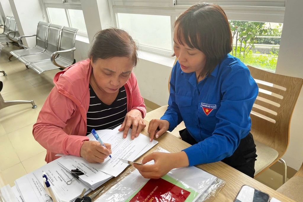 Thanh niên Thủ đô hỗ trợ người dân làm thủ tục hành chính