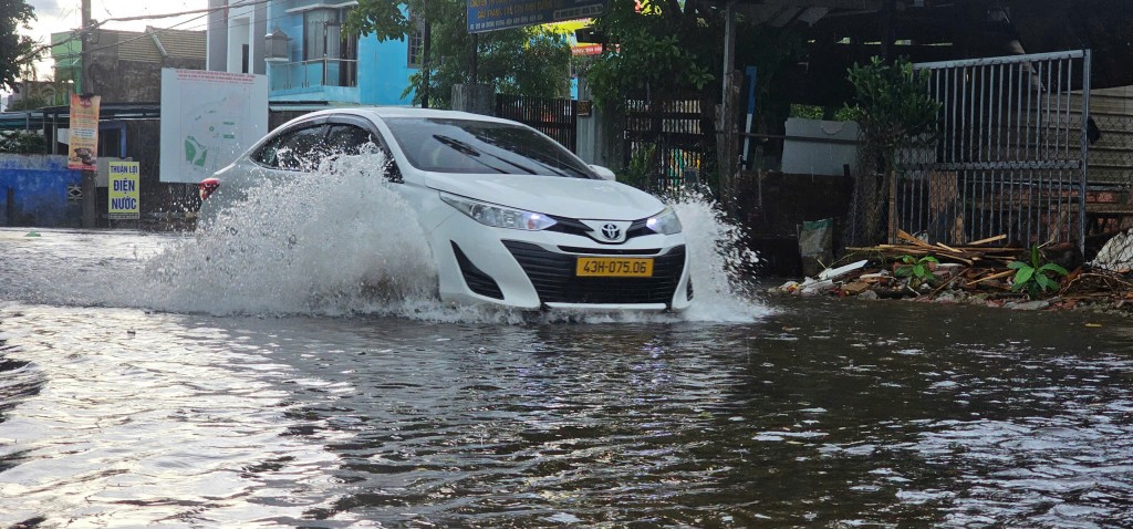 Đà Nẵng: Sau trận mưa giông, Tỉnh lộ 607B bị ngập cục bộ