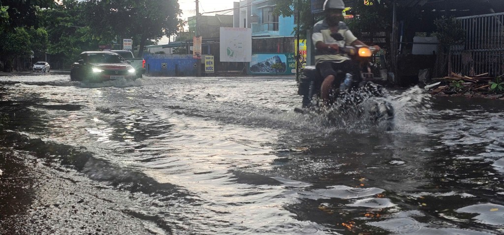 Trận mưa kéo dài ít phút, Tỉnh lộ 607B đã ngập úng cục bộ
