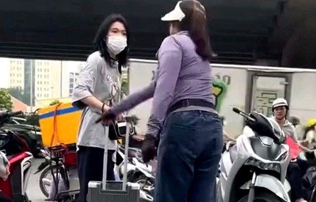 Sẽ xử lý người phụ nữ lấn chiếm vỉa hè, xua đuổi người khác