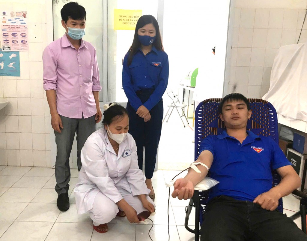 Hai vợ chồng 9X hiến máu cứu người