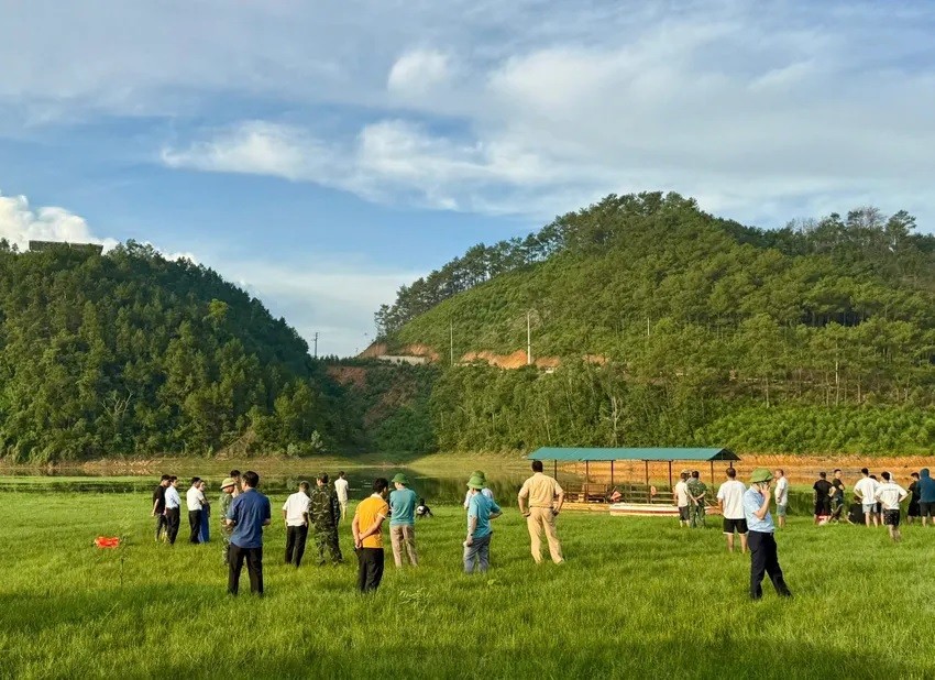 Lực lương chức năng được huy động tìm kiếm các nạn nhân xấu số.