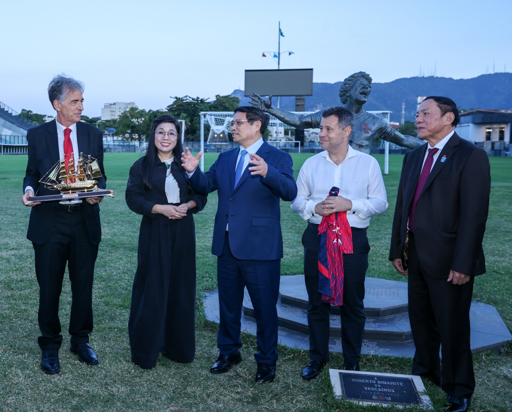 Thủ tướng đề nghị phía Brazil và câu lạc bộ Vasco da Gama tăng cường các hoạt động hợp tác, hỗ trợ Việt Nam phát triền nền bóng đá - Ảnh: VGP/Nhật Bắc