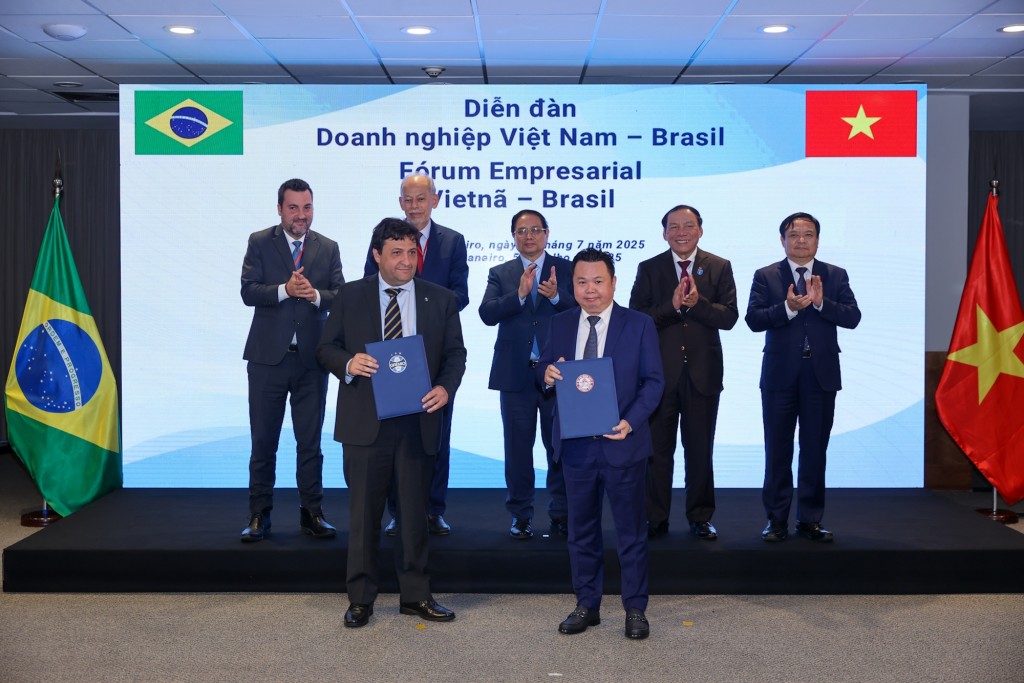 Thủ tướng Phạm Minh Chính và các đại biểu chứng kiến lễ trao hợp đồng giữa CLB bóng đá TPHCM và CLB bóng đá Gremio đào tạo cầu thủ bóng đá trẻ trong thời hạn 3 năm - Ảnh: VGP/Nhật Bắc
