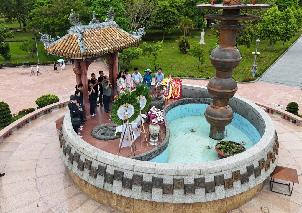 Đoàn công tác Báo Tuổi trẻ Thủ đô tới đặt vòng hoa và dâng hương tưởng niệm tại di tích lịch sử Thành cổ Quảng Trị