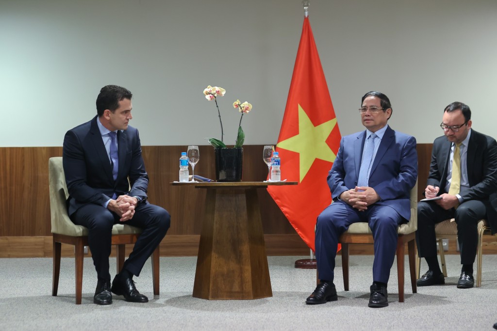 Thủ tướng Phạm Minh Chính đánh giá cao Tập đoàn JBS đã tổ chức xuất khẩu lô hàng thịt bò đầu tiên sang Việt Nam và có kế hoạch mở rộng hợp tác đầu tư tại Việt Nam - Ảnh: VGP/Nhật Bắc