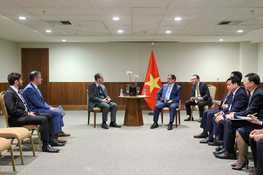 Ông Jose Serrador Neto và các cộng sự của Tập đoàn Embraer đề nghị Thủ tướng Chính phủ chỉ đạo, tạo điều kiện để Embraer hợp tác lâu dài với các đối tác Việt Nam - Ảnh: VGP/Nhật Bắc
