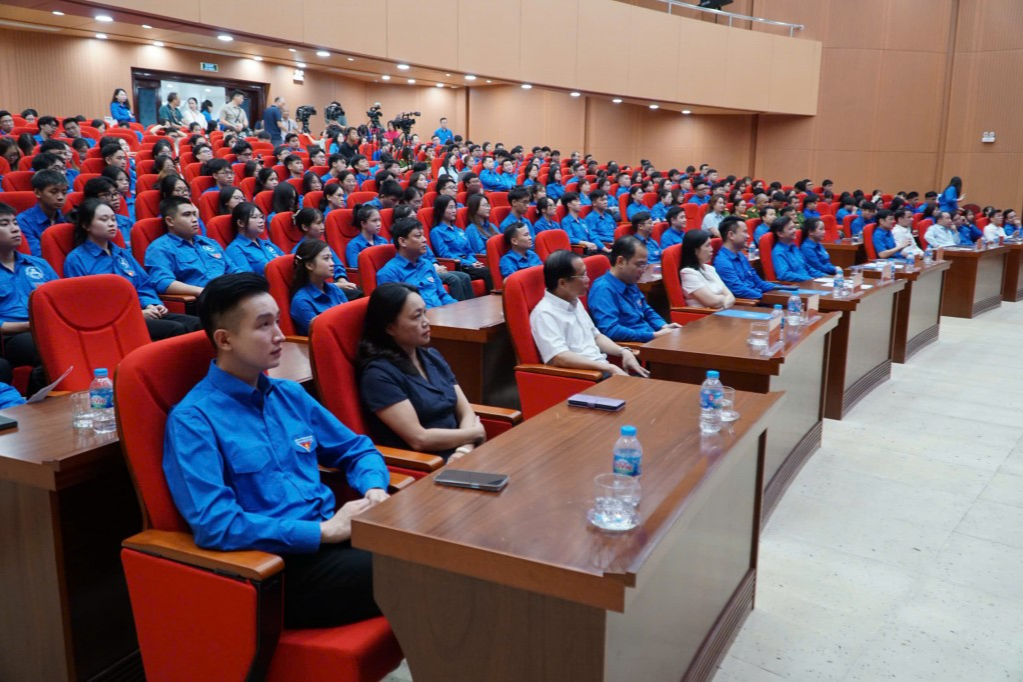 Các vị đại biểu tham dự chương trình 
