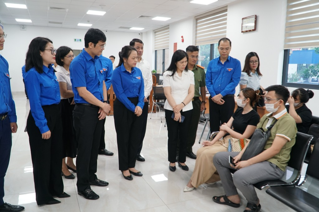 Các vị đại biểu hỏi thăm người dân đến làm thủ tục hành chính tại Điểm phục vụ hành chính công phường Cầu Giấy