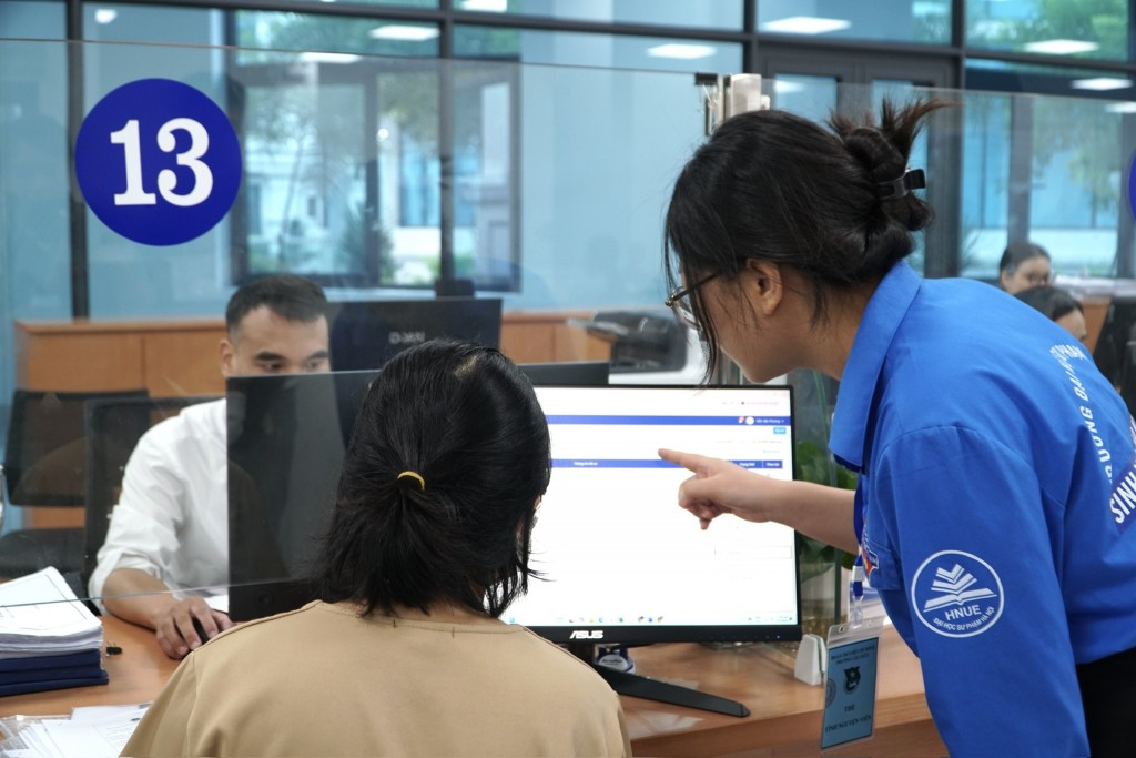 Thanh niên tình nguyện hỗ trợ người dân tại Điểm 