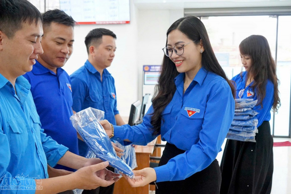 Thanh niên Hải Phòng hỗ trợ người dân làm dịch vụ hành chính công