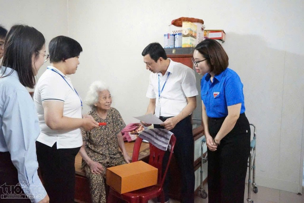 Thanh niên Hải Phòng hỗ trợ người dân làm dịch vụ hành chính công