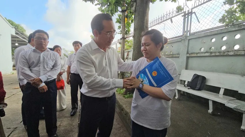 Chủ tịch UBND TPHCM đến thăm hỏi các gia đình nạn nhân.