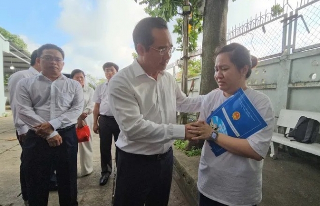 Chủ tịch UBND TP Hồ Chí Minh đến hiện trường chỉ đạo khắc phục vụ cháy cư xá Độc Lập