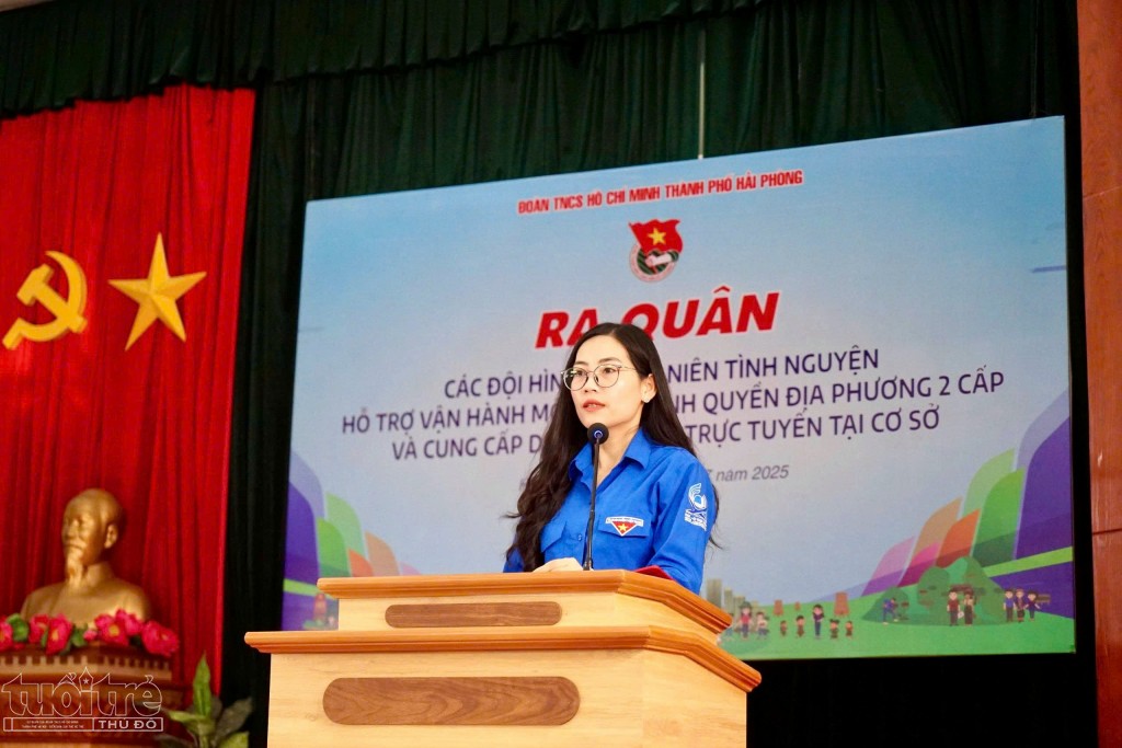 Thanh niên Hải Phòng hỗ trợ người dân làm dịch vụ hành chính công