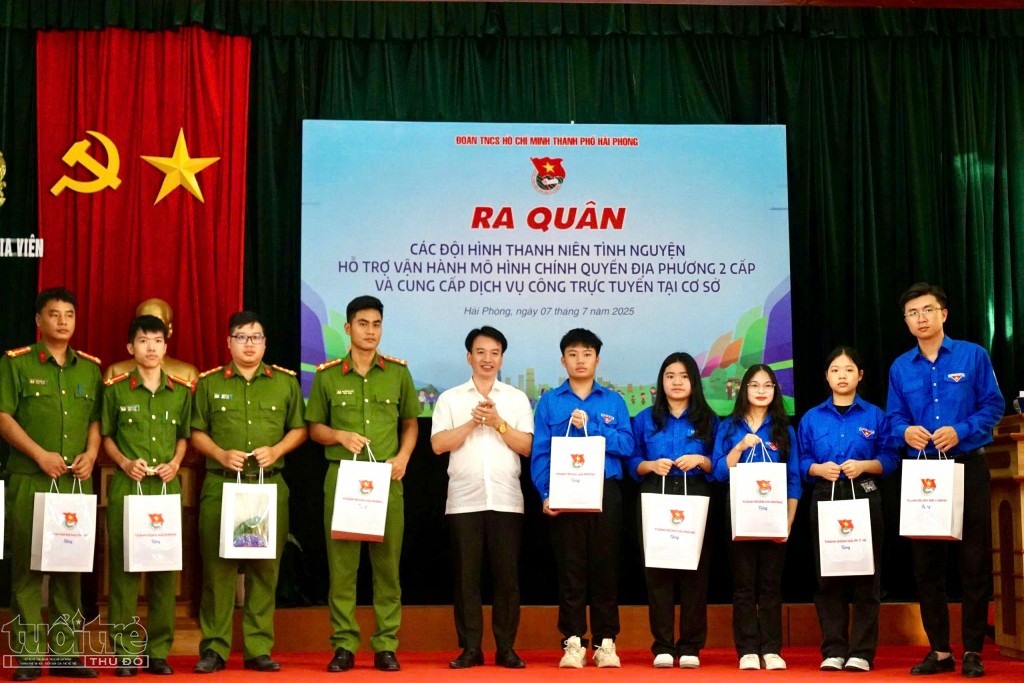 Thanh niên Hải Phòng hỗ trợ người dân làm dịch vụ hành chính công