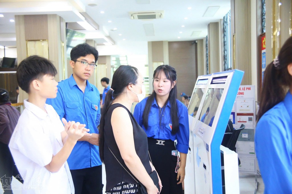 Thanh niên Hải Phòng hỗ trợ người dân làm dịch vụ hành chính công