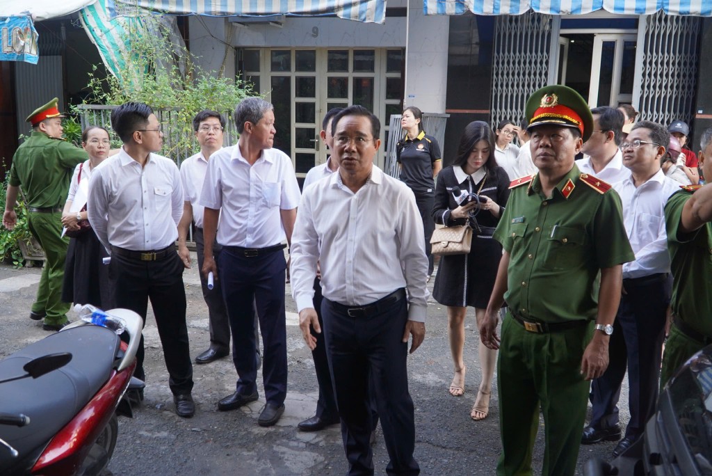 Chủ tịch UBND Thành phố Nguyễn Văn Được đã trực tiếp có mặt tại hiện trường và chỉ đạo công tác khắc phục hậu quả (ảnh: A.X)