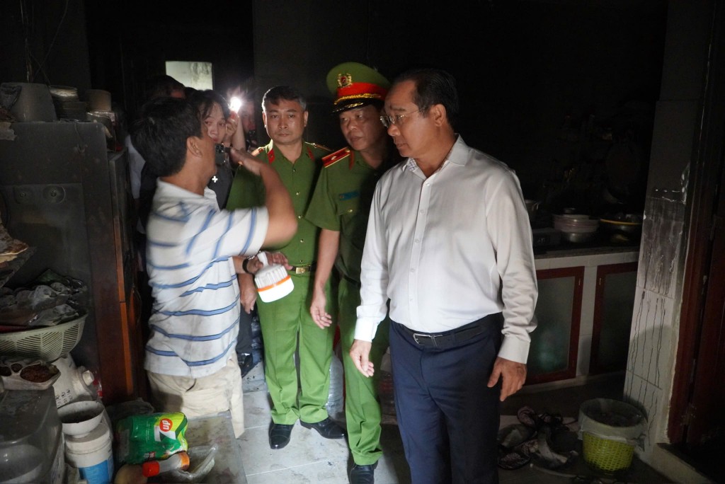 Chủ tịch UBND TP Hồ Chí Minh đến thăm hỏi các gia đình nạn nhân (ảnh: A.X)