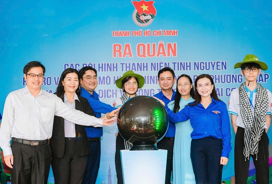Các đại biểu thực hiện nghi thức xuất quân