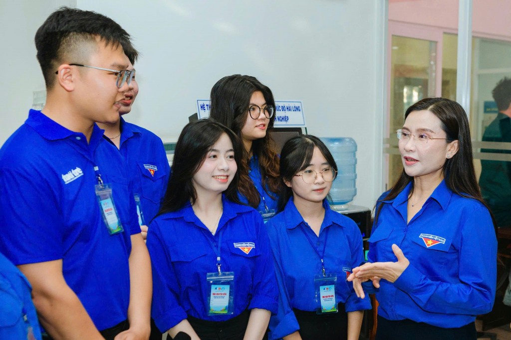 Bí thư Trung ương Đoàn Nguyễn Phạm Duy Trang dặn dò các chiến sĩ tình nguyện