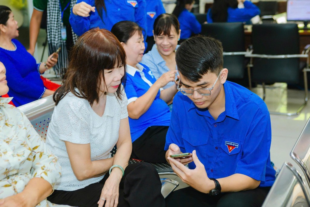 Các chiến sĩ tình nguyện tham gia hỗ trợ người dân làm thủ tục hành chính trực tuyến tại phường Phú Nhuận