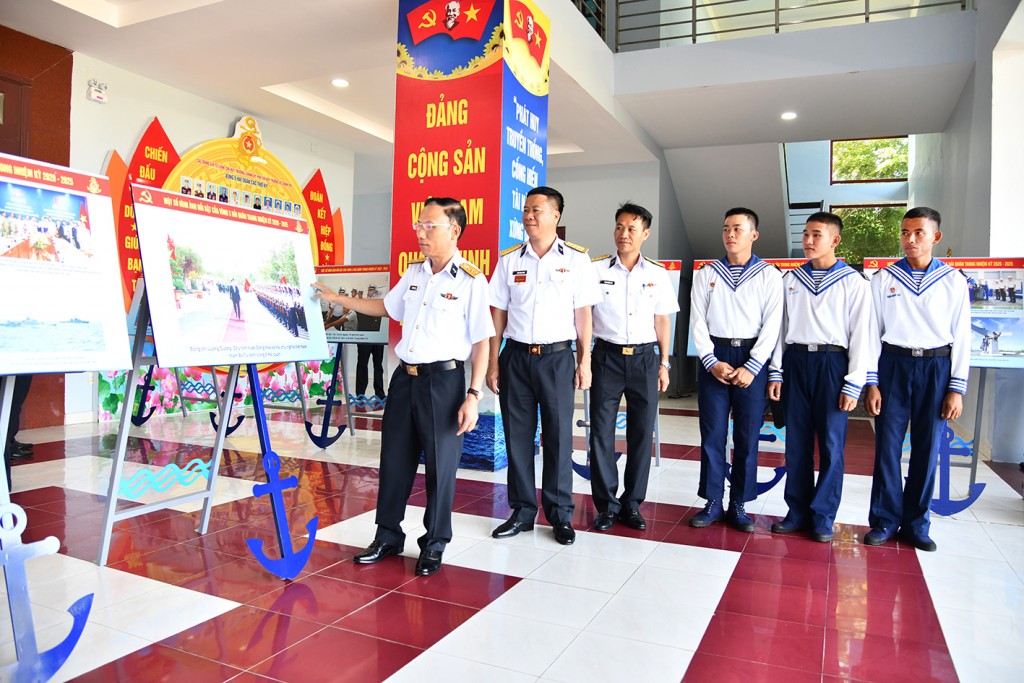 Đại tá Ngô Văn Thành, Chính ủy Vùng 5 Hải quân (thứ nhất từ trái sang) cùng các đại biểu tham quan không gian trưng bày ảnh
