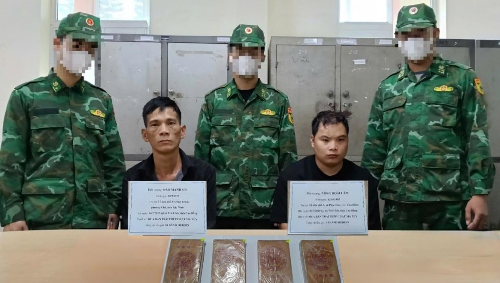 Hai đối tượng Đào Mạnh Hà và Nông Hoài Lâm cùng tang vật bị lực lượng đánh án bắt giữ