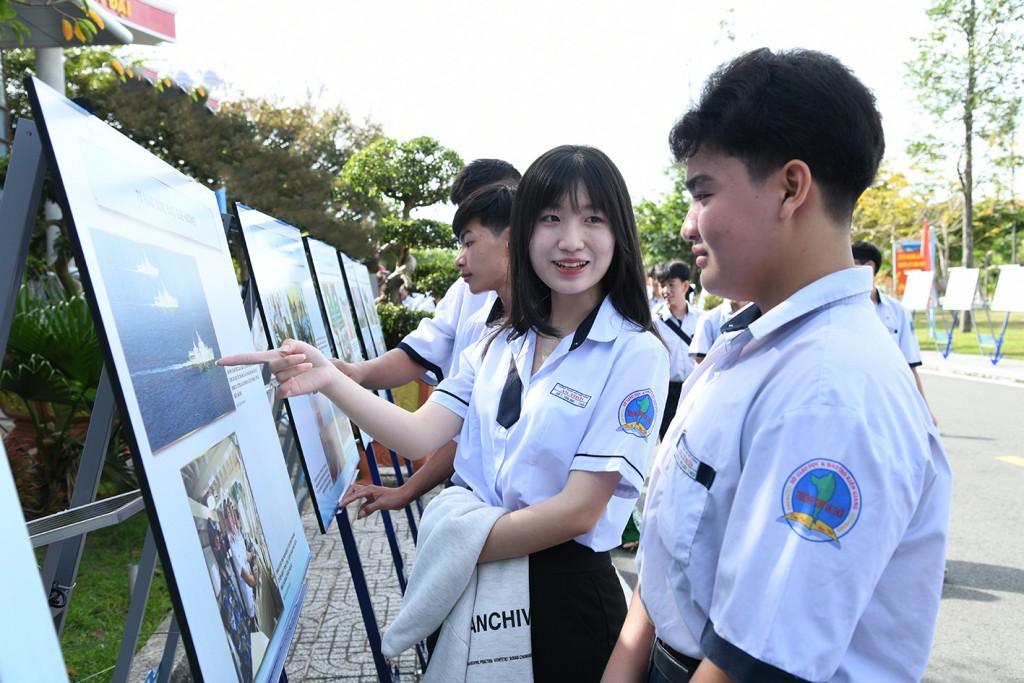 Học sinh trên địa bàn thích thú tìm hiểu hình ảnh về hoạt động huấn luyện, sẵn sàng chiến đấu, tuần tra, bảo vệ chủ quyền biển đảo của lực lượng Hải quân (ảnh: Văn Định)